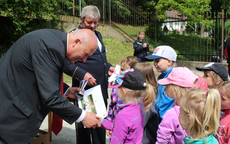 Neštěmickou hasičskou zbrojnici ovládla Kuličkiáda. Foto: Petr Sochůrek